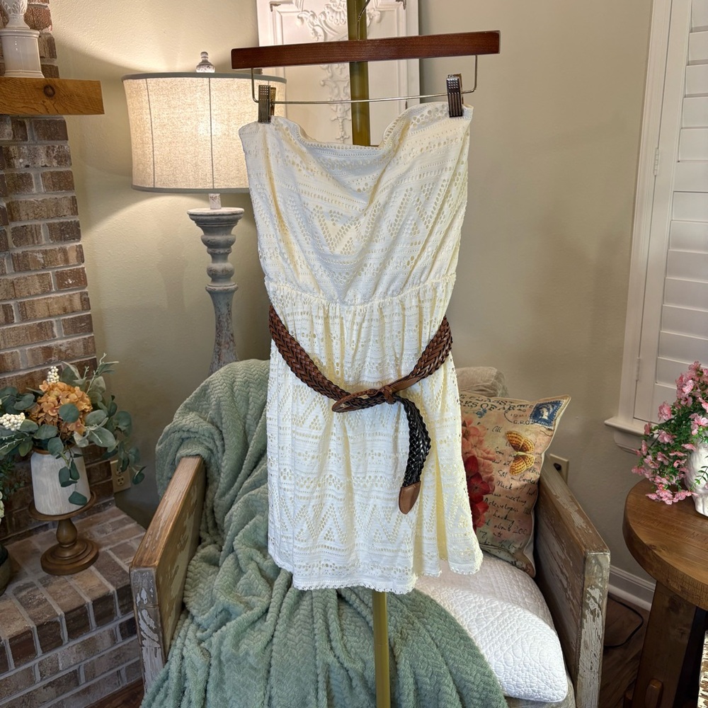NBD Cream Lace Strapless Dress
0214